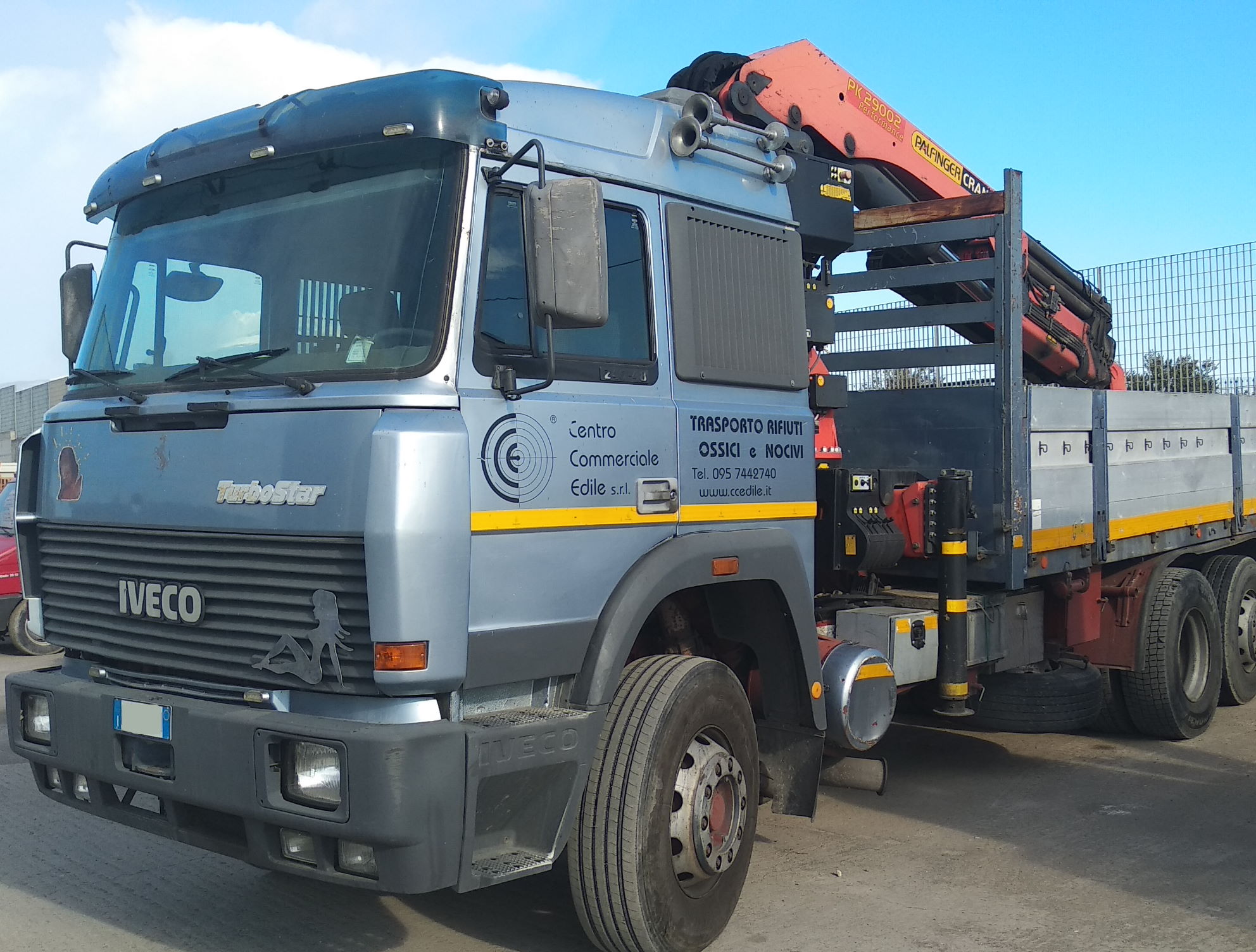 Camion con gru fissa