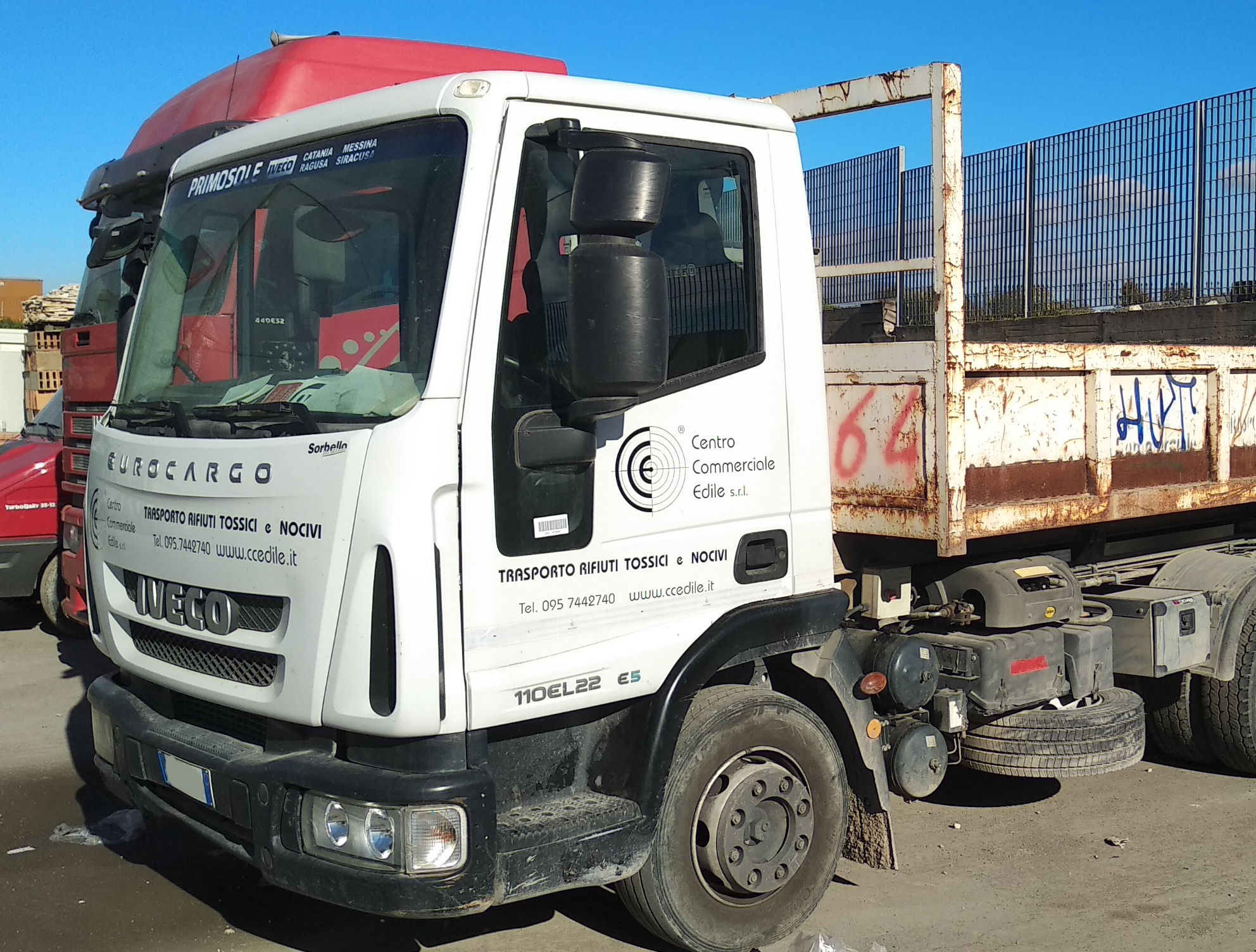 Camion con gru scarrabile